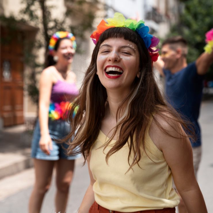 Foto de pessoas com maquiagem de carnaval muito felizes