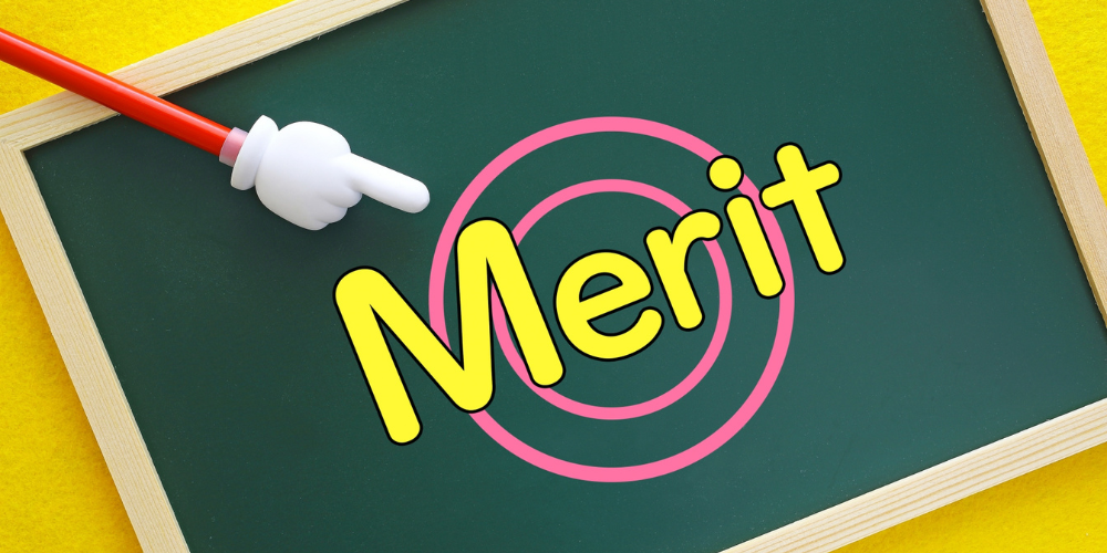 緑の黒板中央にピンクの的マークと黄色い「Merit」の文字、指示棒の白い手がポイントを指す強調図