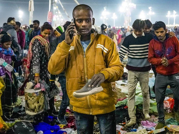 भगदड़ के बाद लोग घटना स्थल पर अपनों का हाल जानने और तलाश के लिए पहुंचे।