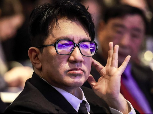 This contains an image of Bang Si Hyuk