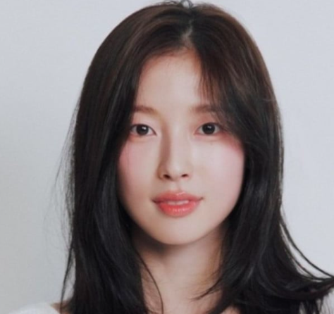 This contains an image of Oh My Girl Arin