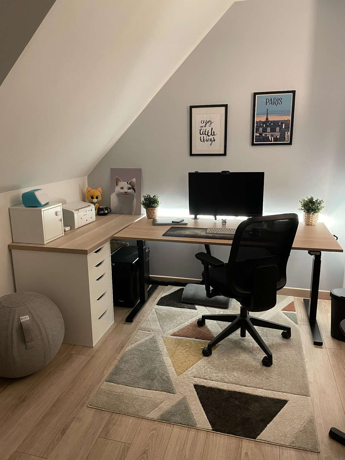 wall facing home office concept