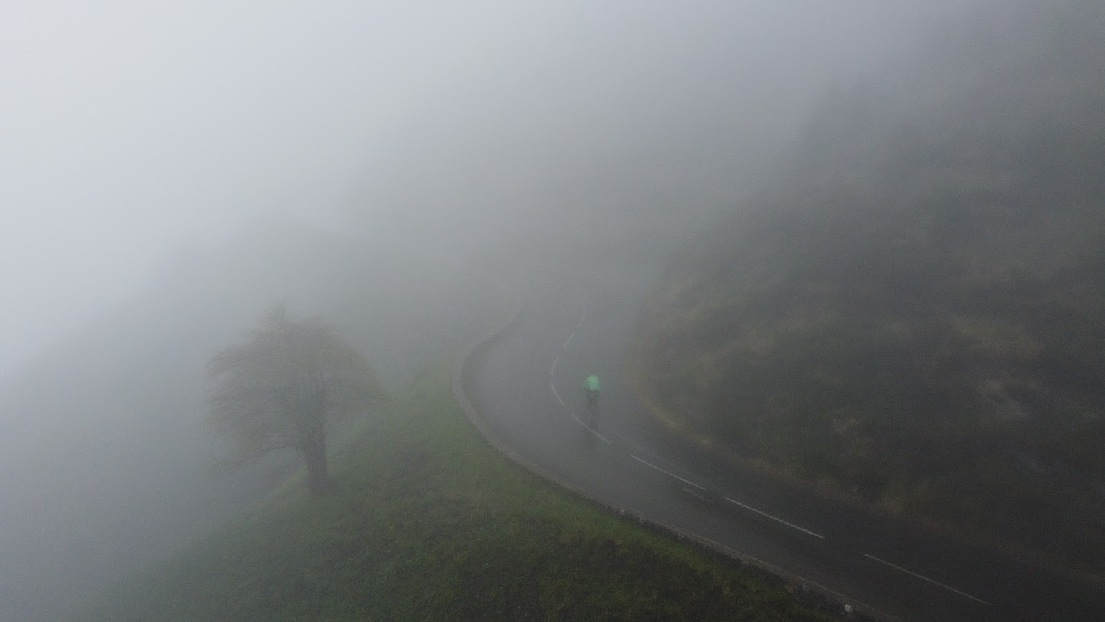 Photo en drone de la montée du Col de l'Aubisque en vélo