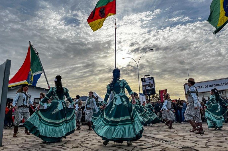 Na abertura da Expointer, apresentao de grupos folclricos