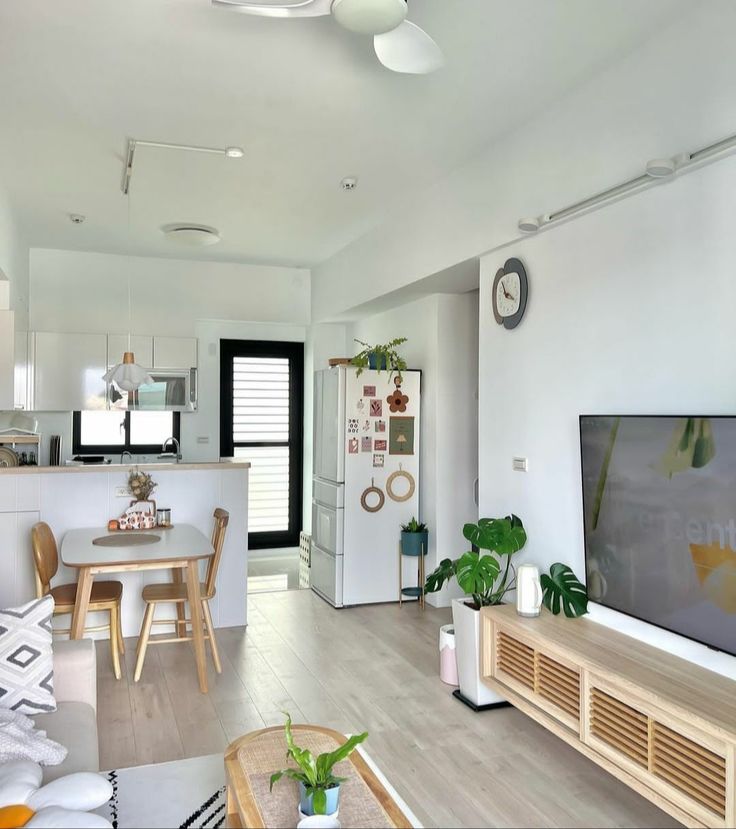 Konsep ruang terbuka modern pada desain interior rumah minimalis type 36 yang lapang.