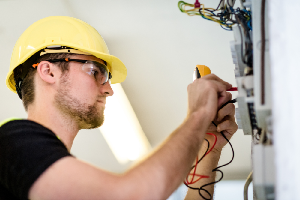 6 Reasons You Should Only Hire a Licensed Electrician