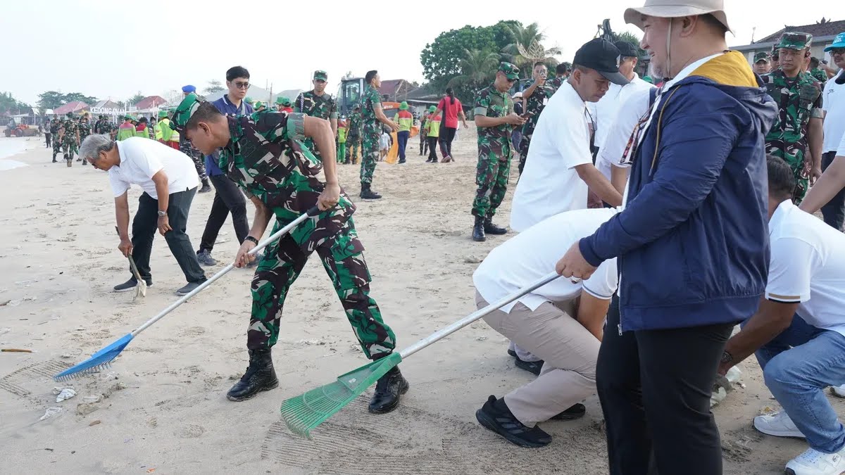 Dokumentasi Penerangan Kodam IX/Udayana menampilkan kegiatan bersih-bersih di kawasan Pantai Kedonganan, Kuta, Badung, Minggu. Panglima Kodam IX/Udayana Mayjen TNI M Zamroni turut dalam kegiatan bersih sampah di pesisir bersama ratusan tentara Kodam IX/Udayana.