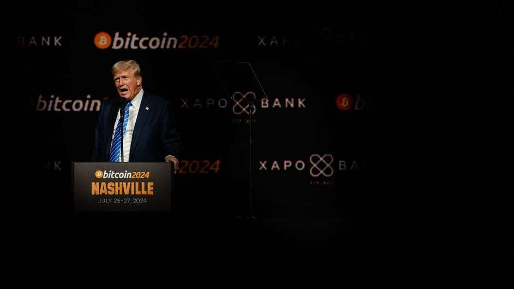 Cựu Tổng thống Donald Trump cho biết ông sẽ yêu cầu chính phủ Hoa Kỳ tích trữ bitcoin nếu ông đắc cử nhiệm kỳ thứ hai. (Jon Cherry/Getty Images)