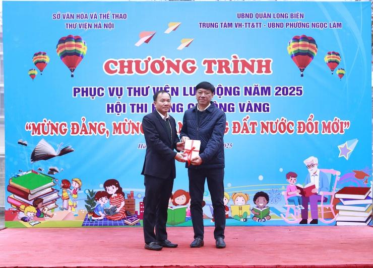 Học sinh quận Long Biên hào hứng với các hoạt động tại thư viện lưu động của ngành Văn hóa- Ảnh 4.