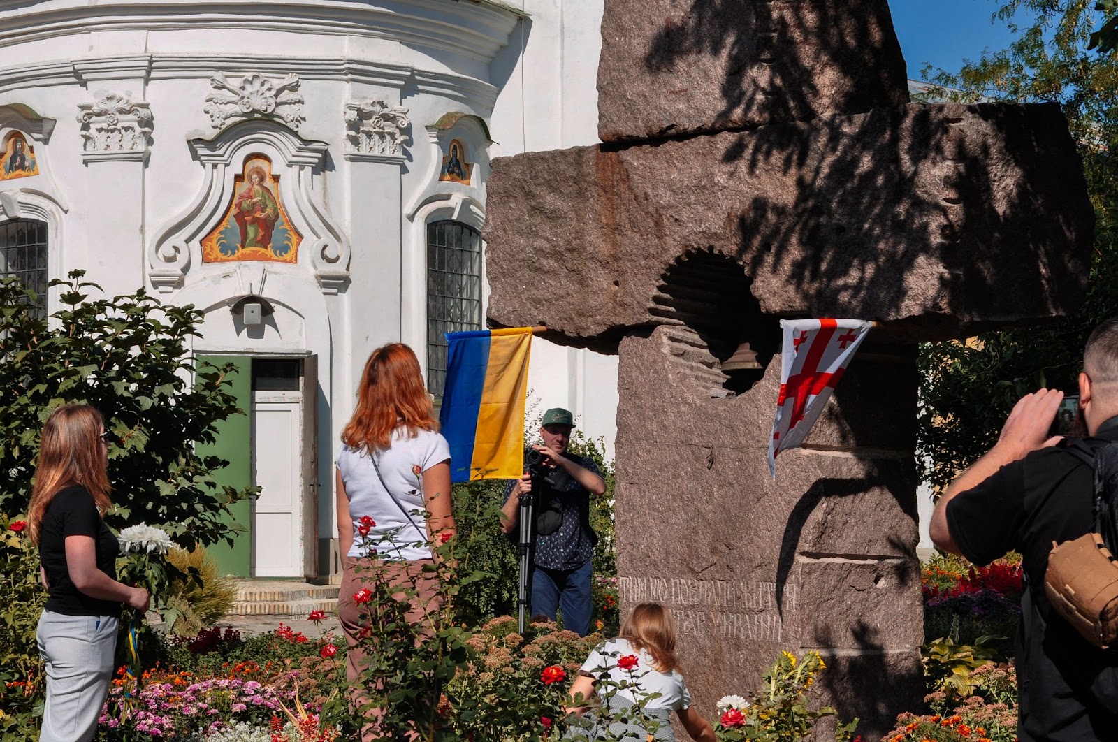 Після відкриття Алеї пам’яті учасники вирушили до церкви Миколи Набережного на Подолі покласти квіти на могилі Георгія Ґонґадзе.