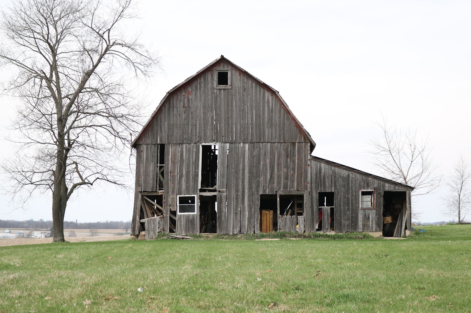Historic barn with visible f
oundation cracks, showcasing the need for professional barn foundation repair to ensure structural stability

