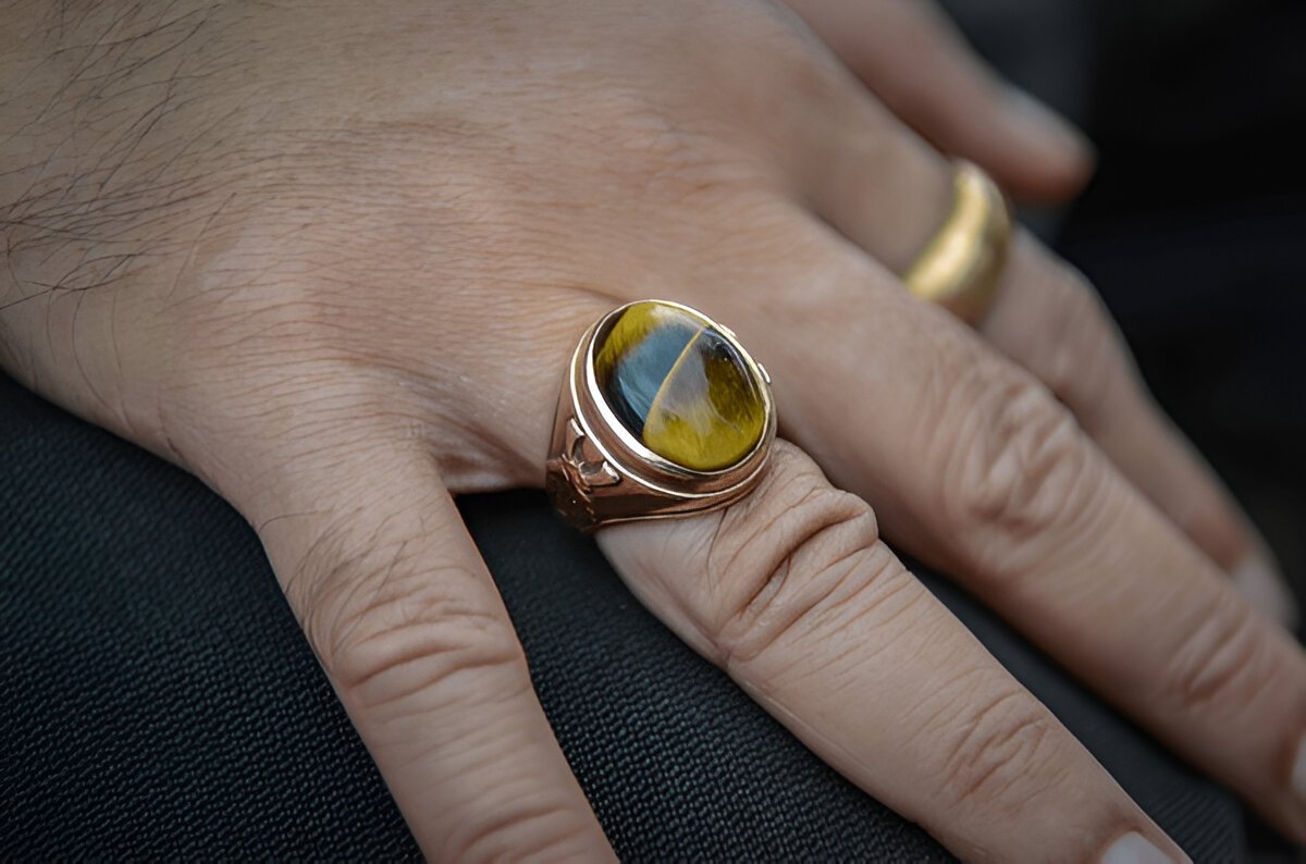 Tiger eyes stone ring Men wore on fingers.