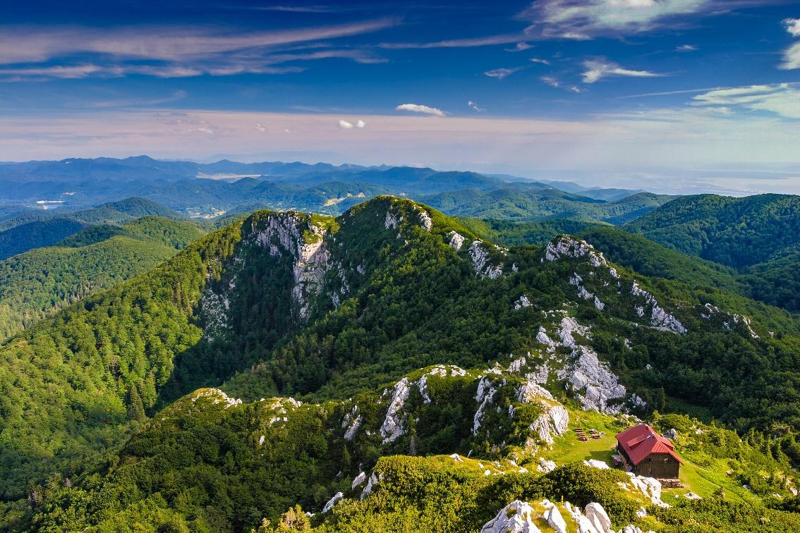 A house on a mountain

AI-generated content may be incorrect.