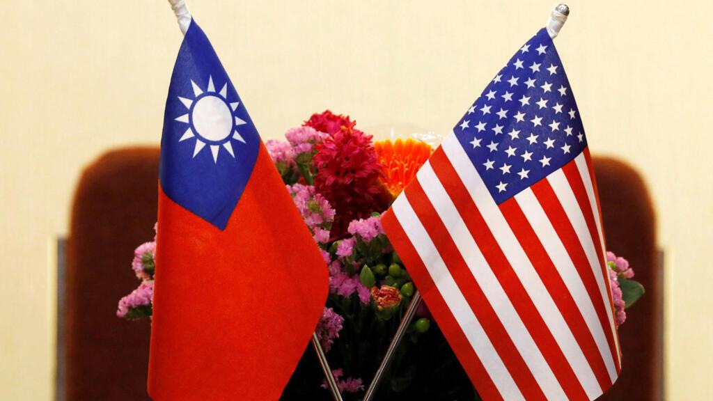 Les drapeaux américains et taïwanais, le 27 mars 2018 à Taipei.