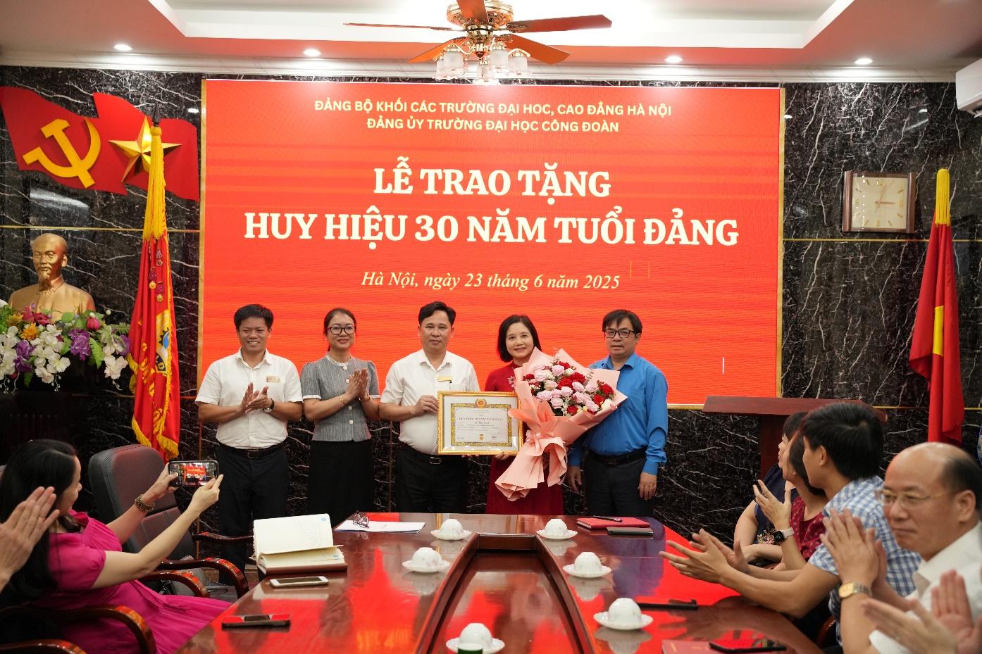 Ảnh có chứa trang phục, người, đàn ông, văn bản
Nội dung do AI tạo ra có thể không chính xác.