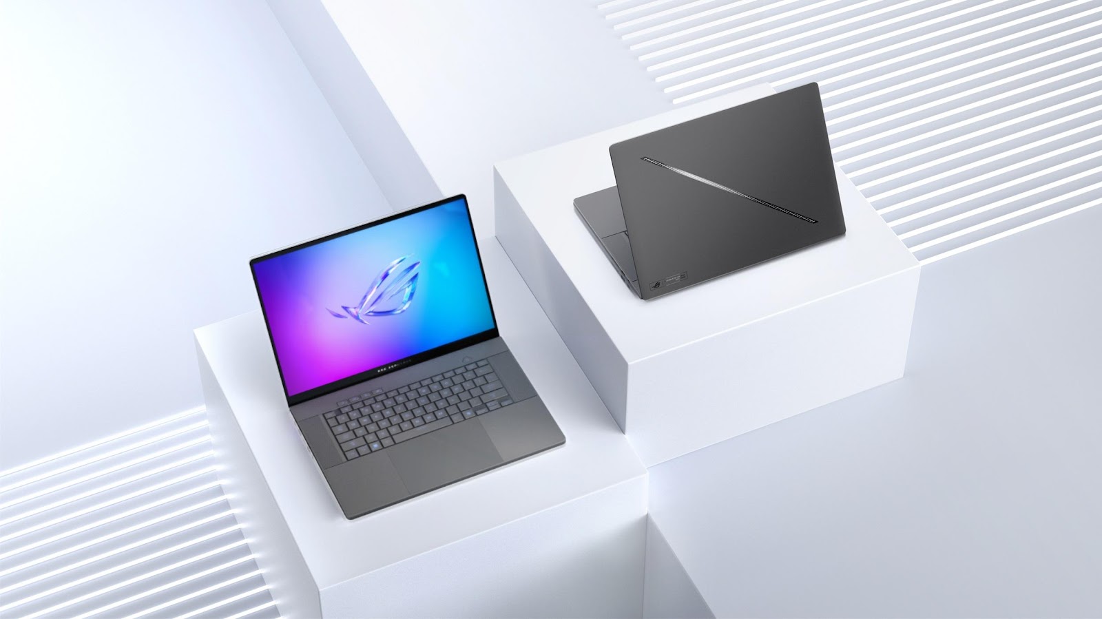 A laptops on a white surface

Description automatically generated