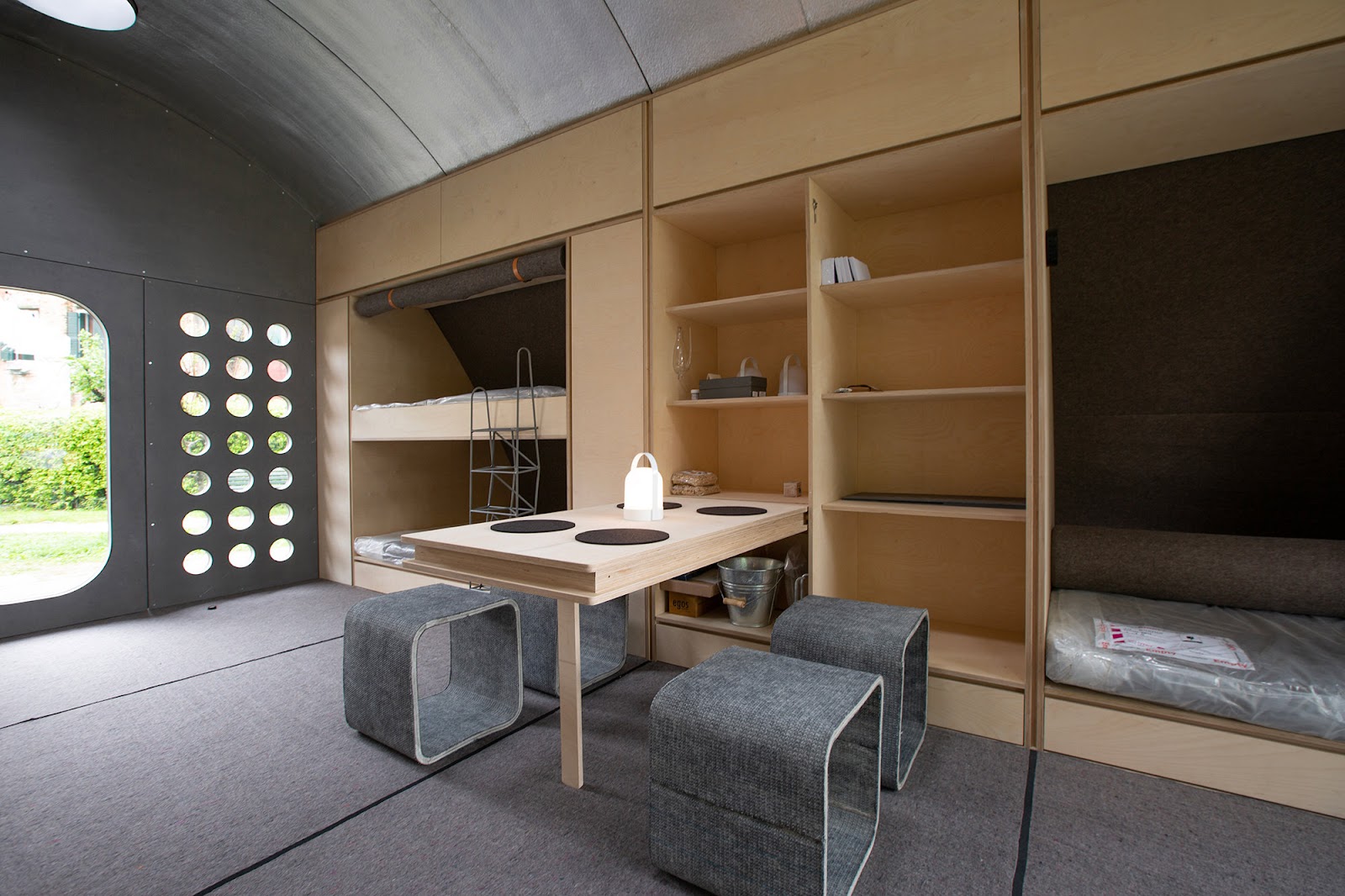 Interior de las “essential homes”, la propuesta de tiny house creada por Norman Foster. Norman Foster Foundation