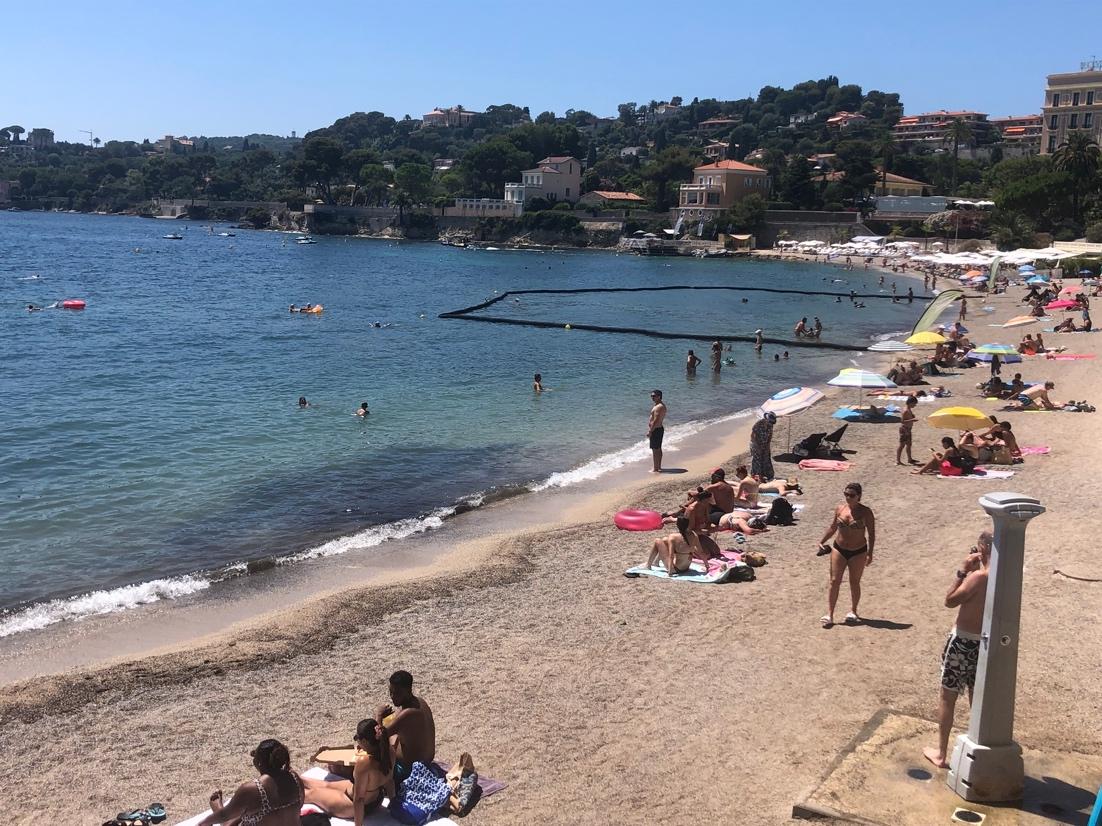 A beach with people on it

Description automatically generated