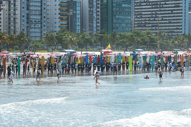 Mais de 300 surfistas tentam quebrar recorde em Santos (Foto: Francisco Arrais)