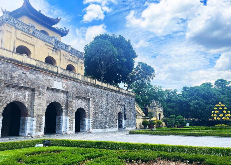 A stone building with a large courtyard and trees

AI-generated content may be incorrect.