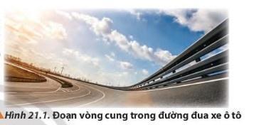 BÀI 21 ĐỘNG LỰC HỌC CỦA CHUYỂN ĐỘNG TRÒN ĐỀU. LỰC HƯỚNG TÂMMở đầu: Em có nhận xét gì về mặt đường đua trong Hình 21.1? Tại sao người ta phải xây dựng mặt đường ở một số đoạn vòng cung có độ nghiêng so với phương ngang như vậy?Đáp án chuẩn: Tránh cho lực ma sát giữa các bánh xe và mặt đường không đủ để tạo lực hướng tâm, do đó phải tồn tại lực hướng tâm để xe có thể thực hiện chuyển động tròn, mặt đường phải thiết kế nghiêng một góc so với phương ngang để lực hướng vào tâm đường tròn và đóng vai trò lực hướng tâm, đảm bảo cho xe chạy theo quỹ đạo tròn.1. Lực hướng tâmCâu 1: Trong hệ mặt trời, chuyển động của một số hành tinh như Trái Đất được xem gần đúng là chuyển động tròn đều xung quanh Mặt Trời (Hình 21.3). Lực nào đóng vai trò là lực hướng tâm trong chuyển động này của Trái Đất? Đáp án chuẩn: Lực hấp dẫnCâu 2: Vinasat-1 là vệ tinh viễn thông địa tĩnh (có vị trí cố định trong không gian so với Trái Đất) đầu tiên của Việt Nam được phóng vào vũ trụ năm 2008. Biết khối lượng vệ tinh là m = 2,7 tấn và vệ tỉnh có quỹ đạo chuyển động nằm trong mặt phẳng xích đạo cách tâm Trái Đất 42.000 km. Hãy xác định độ lớn lực hướng tâm do Trái Đất tác dụng lên vệ tinh.Đáp án chuẩn: Độ lớn lực hướng tâm do Trái Đất tác dụng lên vệ tinh là: 2. Ứng dụng trong thực tế của chuyển động tròn