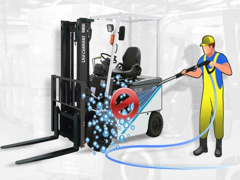 Nên vệ sinh xe nâng điện bằng phương pháp khô để không làm ảnh hưởng đến hệ thống xe Nên vệ sinh xe nâng điện bằng phương pháp khô để không làm ảnh hưởng đến hệ thống xe