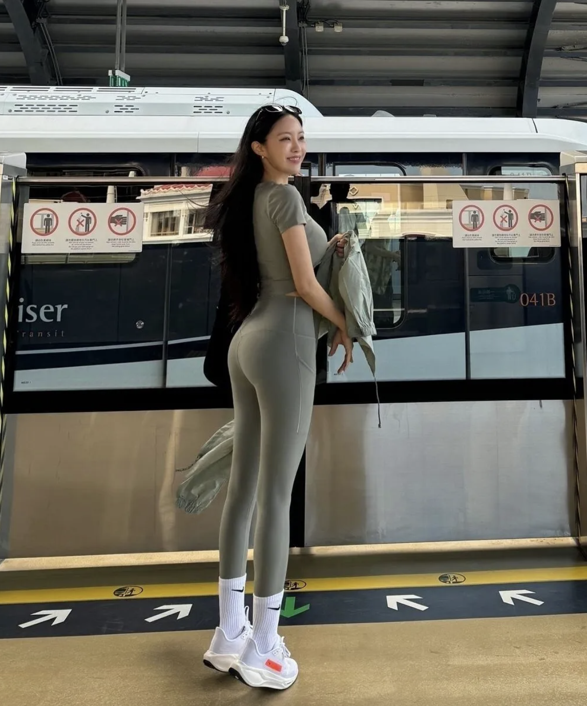 Hyomin rocking a matching sage green top and leggings set that perfectly showcased her model-like figure