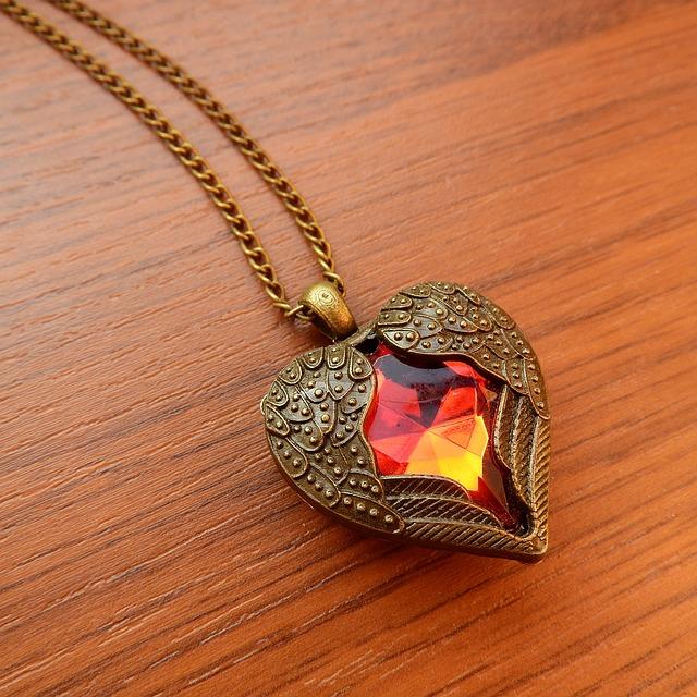 C:\Users\ADMIN\Downloads\necklace-with-winged-heart-2900727_640.jpg