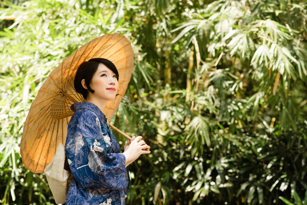 Grupo de mujeres vestidas con diversos estilos de yukata que demuestran la versatilidad y comodidad del kimono de verano para la fotografía.