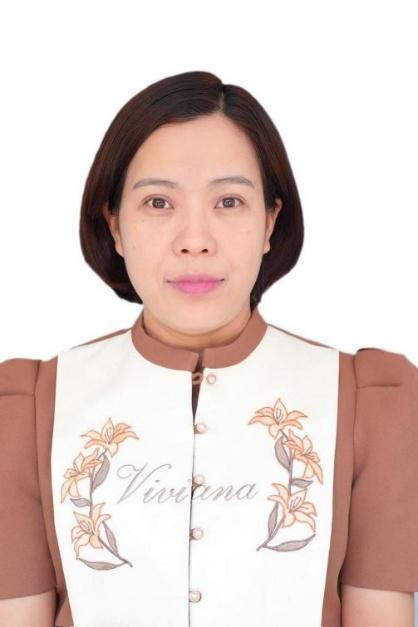 A person with short brown hair wearing a brown and white jacket

AI-generated content may be incorrect.