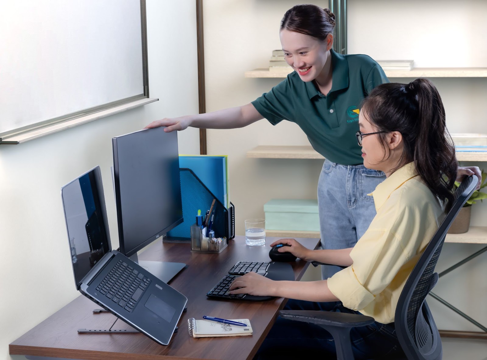 An ergonomics assessment specialist performing an ergonomics assessment