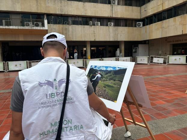 Un hombre en frente de edificio

Descripción generada automáticamente con confianza media