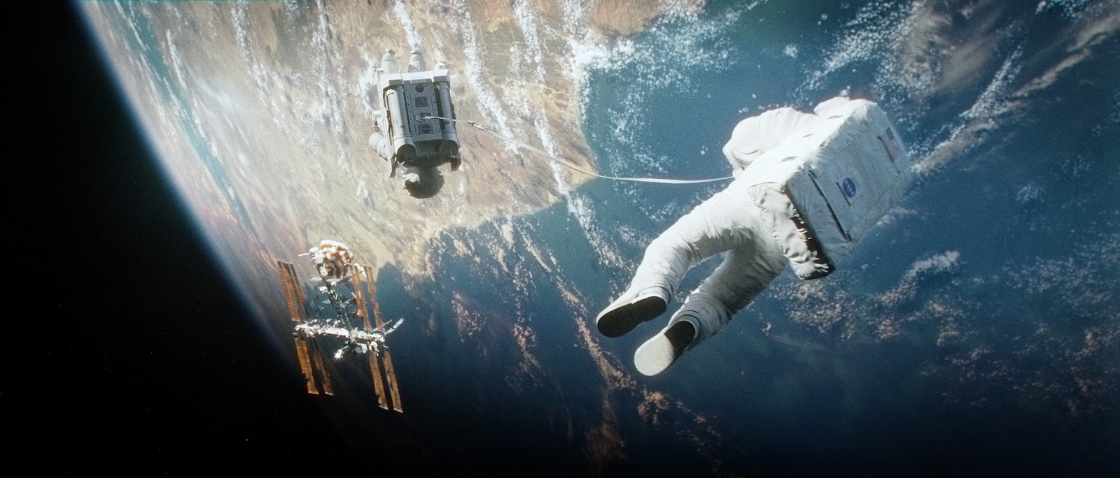 Fotograma de la película Gravity (2013) con dos astronautas flotando en el espacio.