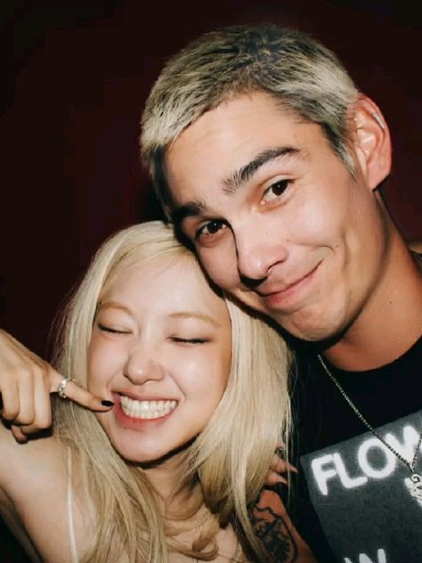 This contain BLACKPINK's Rose and actor Evan Mock posing for a photo with their toothbrush in their mouth