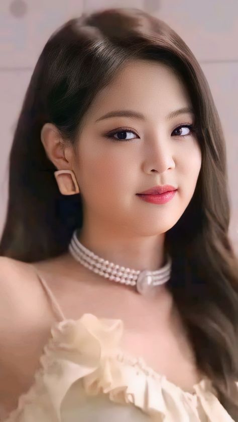 This contain an image of Jennie (BLACKPINK)
