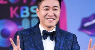 This contains an image of 2D1N star Kim Jong Min 