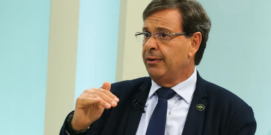 O ex-ministro negou as acusações e alegou que só entrou em contato com o consulado português em maio para auxiliar o pai dele,