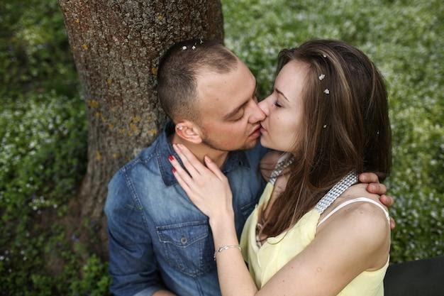 Nature’s Embrace: Romantic Kisses Under the Trees