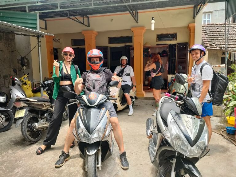 Thuê Xe 7 Chỗ Từ Hà Nội Đến Ninh Bình Khám Phá Vẻ Đẹp Hoang Sơ Và Lịch Sử Phong Phú