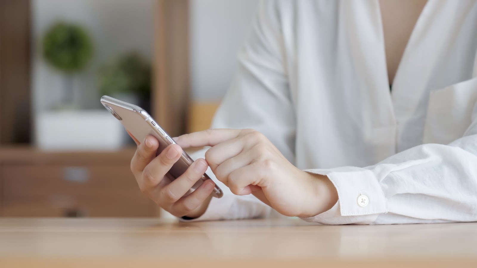 スマホを操作する女性