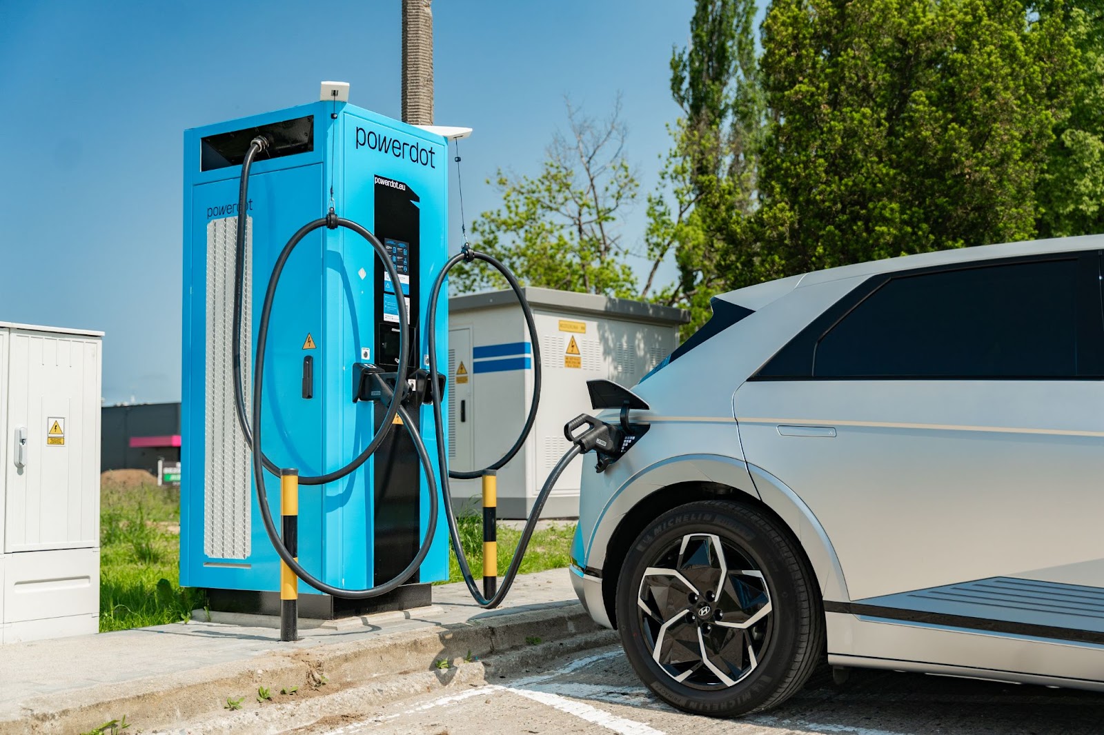 Elektroauto lädt bei einem Ekoenergetyka Ladegerät Powerdot