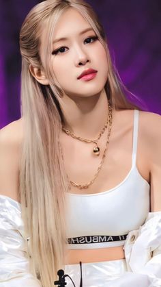 This contains an image of BLACKPINK Rosé