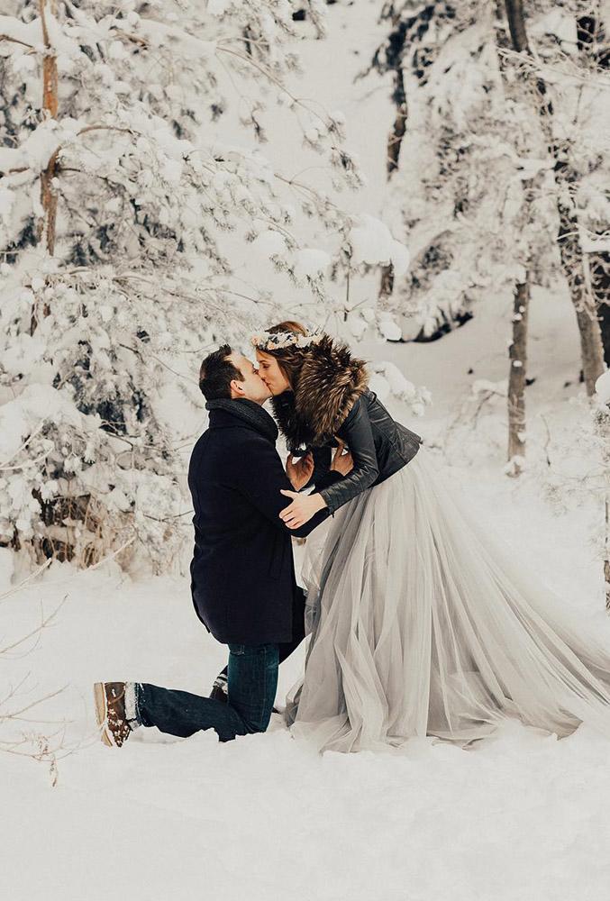 winter wedding photo ideas snow kiss kennydawn