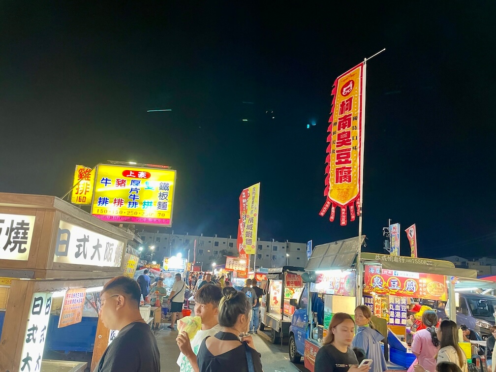 台中海線夜市-清水五權夜市必吃美食-柯南臭豆腐大旗很好認