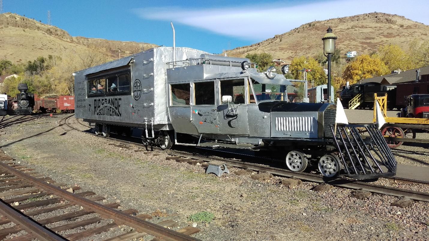 A train on the tracks

Description automatically generated