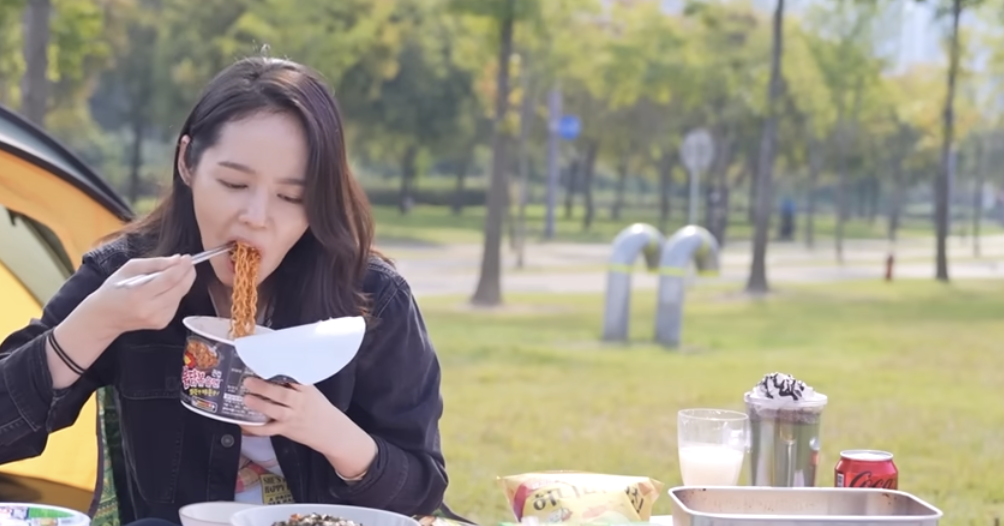 A picture of Han Ga  eating In's spicy noodle