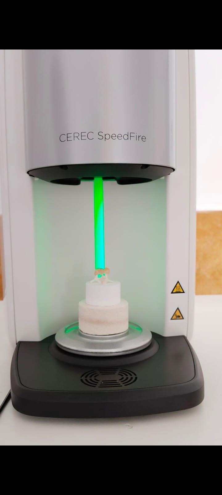 A machine with a green light Description automatically generated