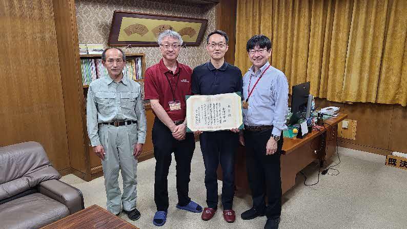 カーテンの前に立っている男性たち

AI によって生成されたコンテンツは間違っている可能性があります。