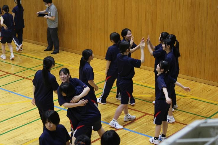 人, スポーツゲーム, スポーツ, グループ が含まれている画像

AI によって生成されたコンテンツは間違っている可能性があります。