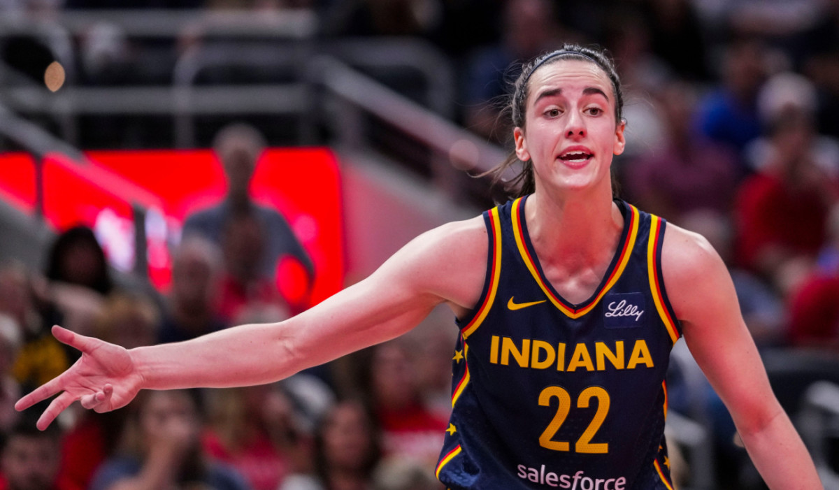 Caitlin Clark shouting on the court